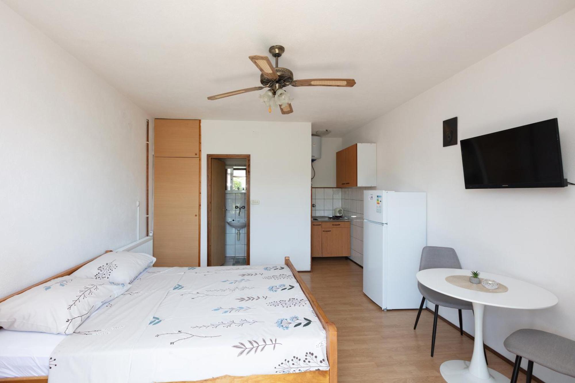 Apartments With A Parking Space Pirovac, Sibenik - 13263 객실 사진